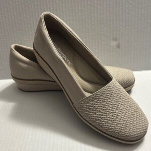 Grasshoppers Women's Beige Textured Loafers